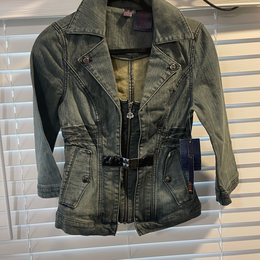 Dereon Fitted Denim Jacket Size Small  New With Tags